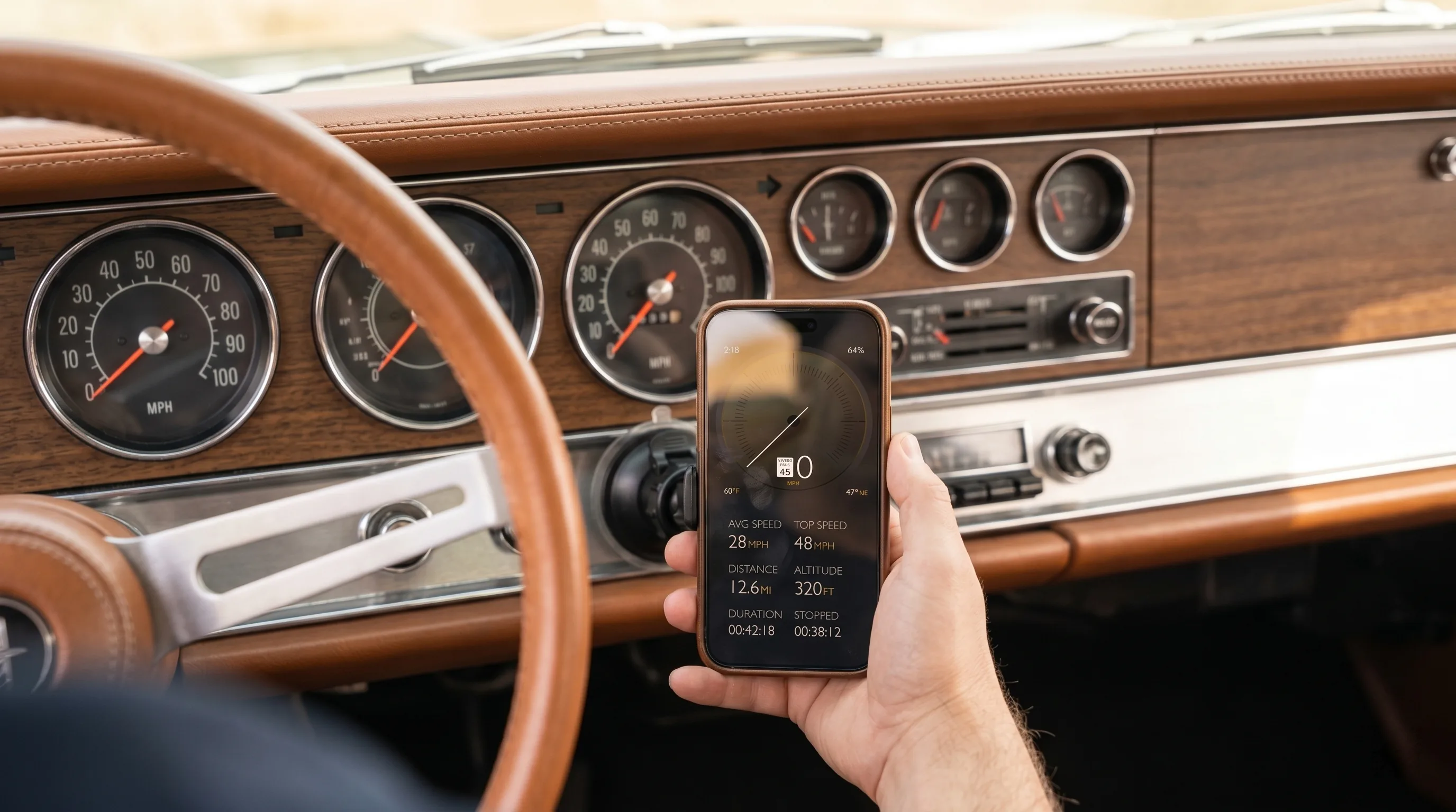 Una mano retira un iPhone de un soporte de ventosa no invasivo sobre el salpicadero de un coche clásico, con el cromo y la madera visibles al fondo
